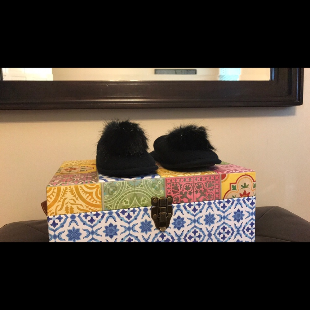 New Victoria Secret Pom Pom Slippers